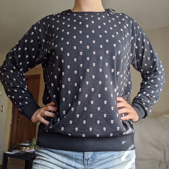 H&M Tops - 💀☠️H&M skull pullover☠️💀